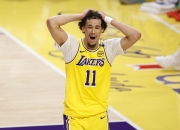 英雄联盟总决赛赛程-湖人客场惨败，球队状态低迷难以振作