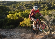 英雄联盟总决赛门票-厄瓜多尔自行车选手轻松骑行