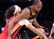 英雄联盟总决赛-鹈鹕险胜太阳，福克斯刷新纪录