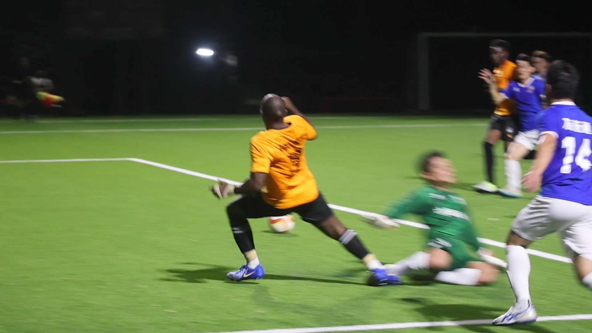 精彩瞬间！足球赛场上的绝佳表现的简单介绍