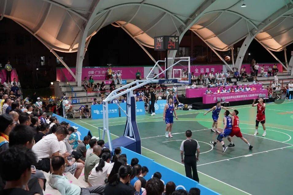 篮球比赛精彩纷呈,球迷欢呼不断 篮球比赛精彩纷呈,球迷欢呼不断