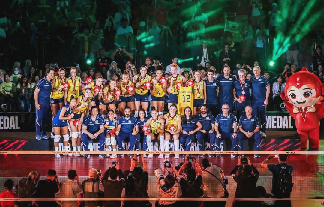 排球决赛震撼开打，巅峰对决引爆全场