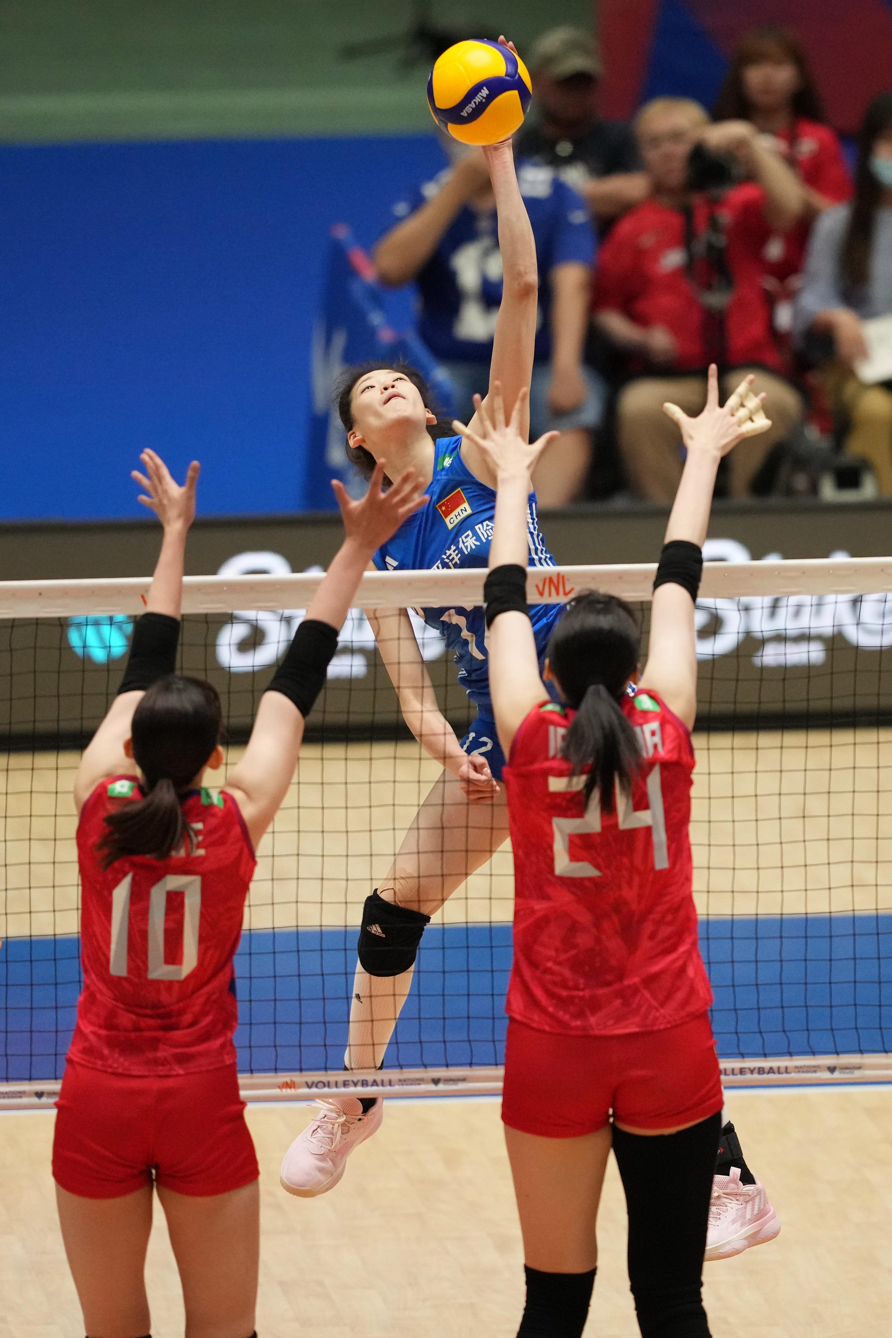 排球决赛震撼开打，巅峰对决引爆全场