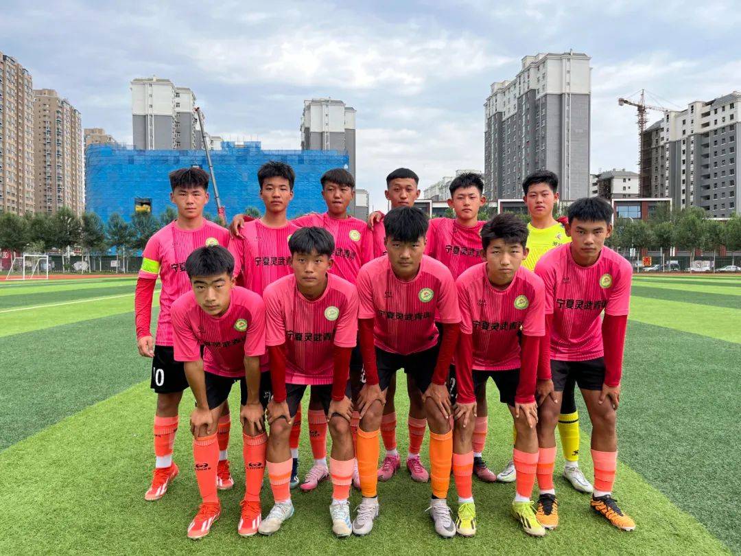 足球赛事中球员们在场上大放异彩