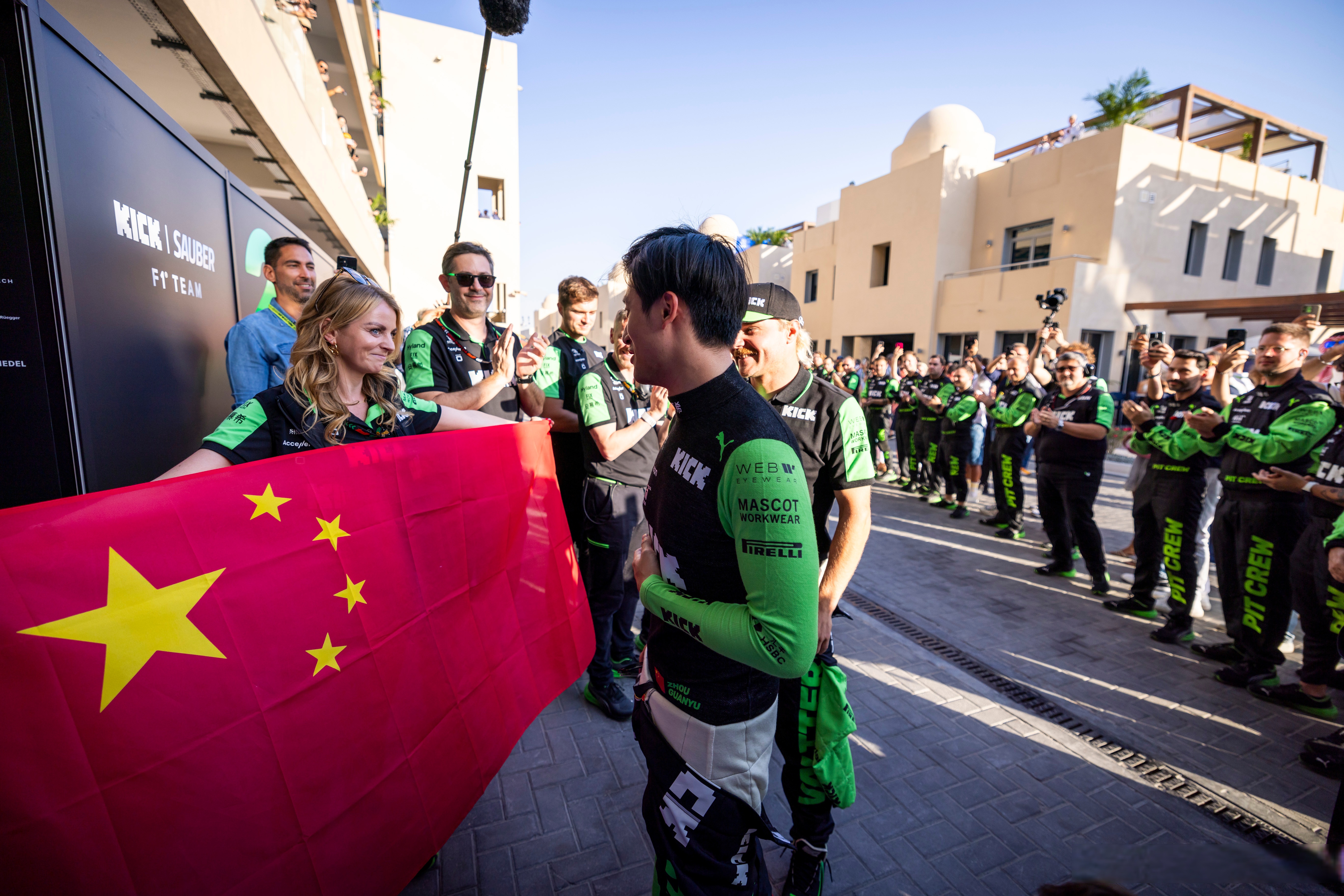 索伯车队翻盘法拉利，周冠宇统治全场